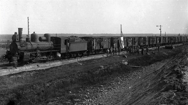 Transportn vlak, kter vyjel 14. ervna 1917 ze stanice Sarny, kde se ped odjezdem na frontu soustedil tb s. steleck brigdy spolu s 1. s. steleckm plukem (jeden ze t pluk tto brigdy). Na snmku je viditeln rozvinut prapor 1. s. steleckho pluku.