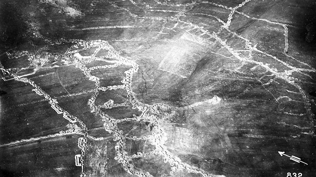 Djit bitvy u Zborova na leteckm snmku, jen 29. ervna 1917 podil pozorovatel 27. leteck roty rakousko-uhersk armdy. Ti linie rakousko-uherskch zkop se nachzej pevn v lev sti snmku. Napravo jsou zeteln postaven s. steleck brigdy.