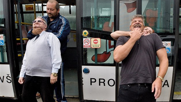 Kurz probhal v kabin autobusu.