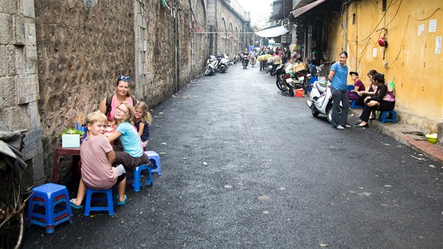 Hanoj, Vietnam: Nae typick stravovn  na mini idlikch u mini stolek na ulici