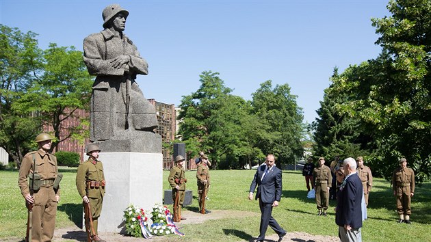 Slavnostn odhalen pomnku u Jihoesk vdeck knihovny v eskch Budjovicch v roce 2013.