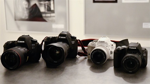 Nejnovj Canon EOS 6D Mark II (vlevo) a EOS 200D (zcela vpravo) s pedchdci EOS 6D, EOS 100D.