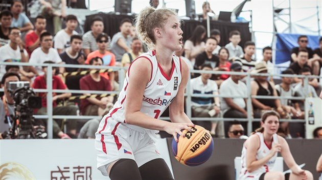 esk reprezentantka Anna Roseck (v blm) na MS do 18 let v basketbalu 3x3 stl na ko Andorry.