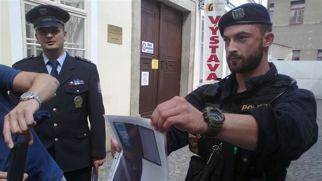 Policist v Hradci Krlov ukzali prkaz falenho italskho policisty, kter okradl seniorku (30.6.2017).