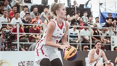 eská reprezentantka Anna Rosecká (v bílém) na MS do 18 let v basketbalu 3x3...