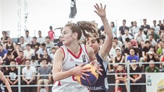 eská reprezentantka Simona Rková (v bílém) na MS do 18 let v basketbalu 3x3...