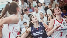 eská reprezentantka Kateina Galíková (vpravo) na MS do 18 let v basketbalu...