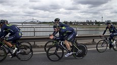 Nairo Quintana (zcela vpravo) s týmem Movistar během tréninku před startem Tour... Nairo Quintana (zcela vpravo) s týmem Movistar během tréninku před startem Tour...