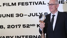 Skladatel James Newton Howard s Křišťálovým glóbem za mimořádný umělecký přínos... Skladatel James Newton Howard s Křišťálovým glóbem za mimořádný umělecký přínos...