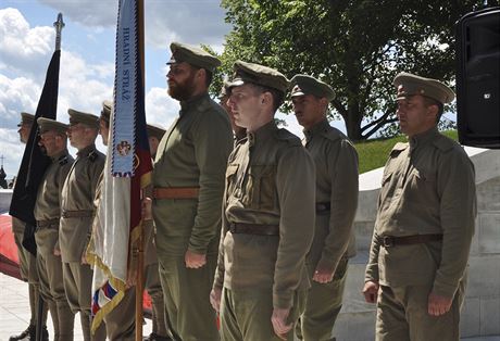 Strá praporu eskoslovenské obce legionáské v historických uniformách bhem...