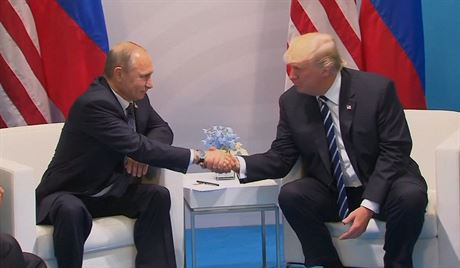 Donald Trump a Vladimír Putin si podali ruce