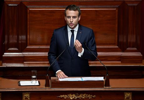 Francouzský prezident Emmanuel Macron pronesl projev ped leny obou komor...