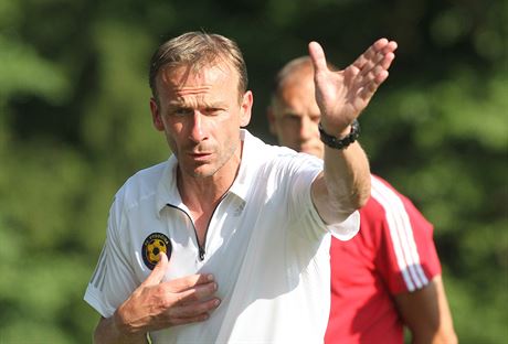 Trenér Ivan Kopecký diriguje hru fotbalist Jihlavy.