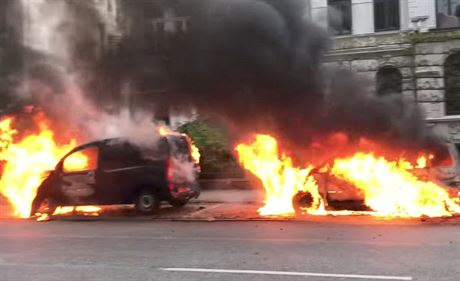 Demonstranti zaplili destky aut v ulicch Hamburku, kde probh summit G20....