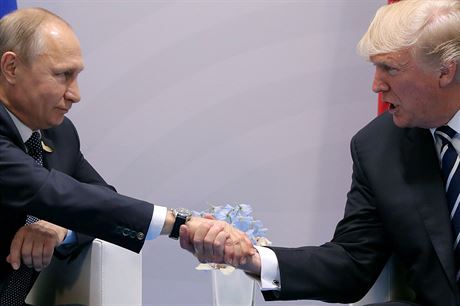 Vladimir Putin a Donald Trump zahájili první spolené jednání, a to pi...