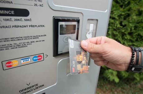 Parkovací automaty v celém Zlín nyní pijímají bezkontaktní platební karty.