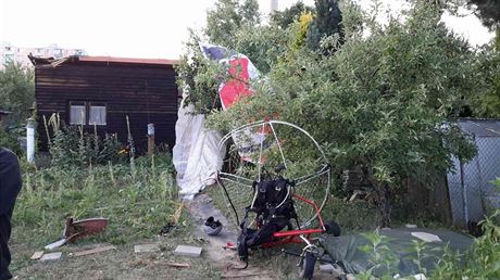 Paraglidista se dostal v Lipníku nad Bevou kvli silnému vtru do vývrtky a...