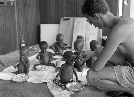 Válka v Biafe. Podvyivené dti uprchlík v Gabonu  (1967)