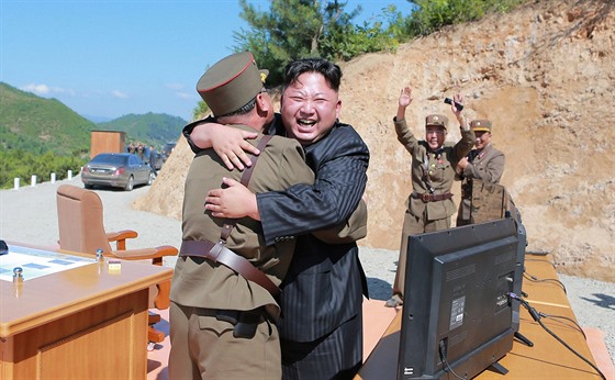 Severokorejský vdce Kim ong-un oslavuje test mezikontinentální rakety...