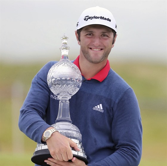 Jon Rahm s trofejí pro vítze Irish Open.