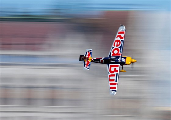 Martin onka bhem závodu Red Bull Air race v Budapeti.