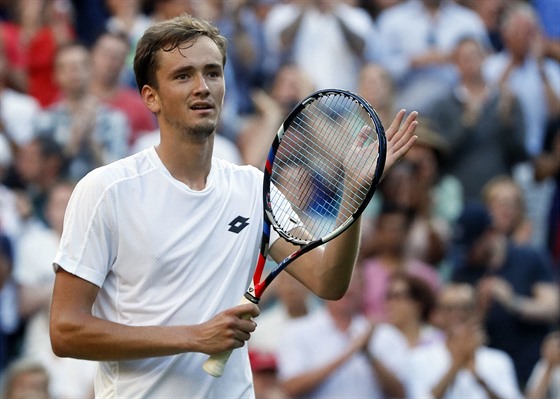 Dannil Medvedv slaví ivotní postup do druhého kola Wimbledonu.