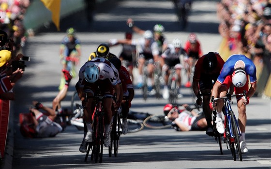 Závr tvrté etapy Tour de France ovlivnily pády.