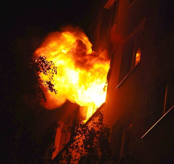S poárem bytu v panelovém dom v Praze na Chodov bojovalo pt jednotek hasi.