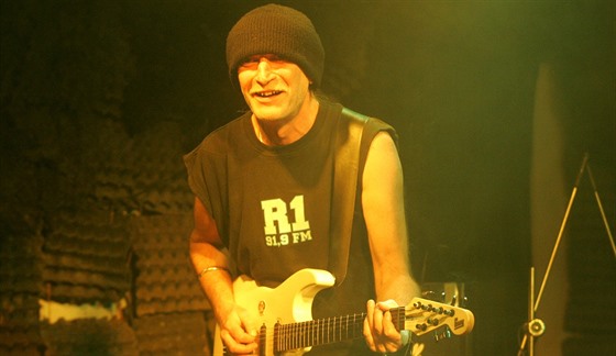 Kytarista Zdenk Juraka v roce 2005