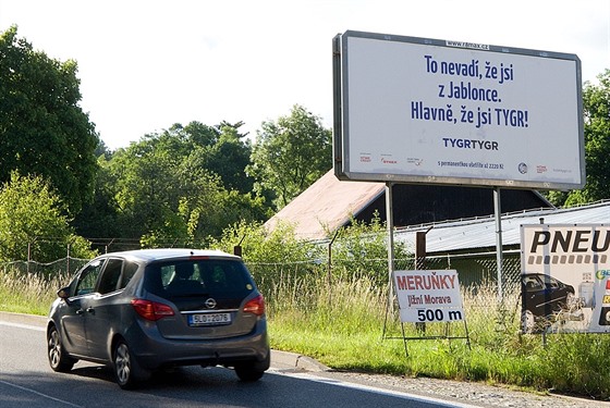 Billboardy s hokejovými hesly z dílny Bílých Tygr Liberec zaplavily celý kraj.