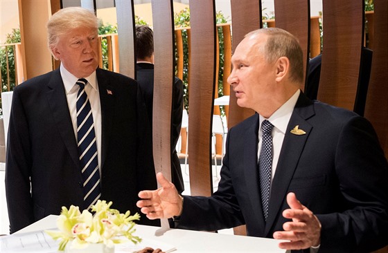 Jeden ze dvou prvních spolených snímk Donalda Trumpa s Vladimirem Putinem,...