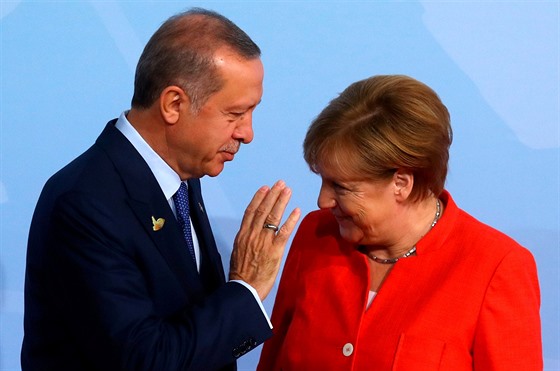 Plácneme si? ...takto asi gesto mínno nebylo. Kancléka Angela Merkelová se...