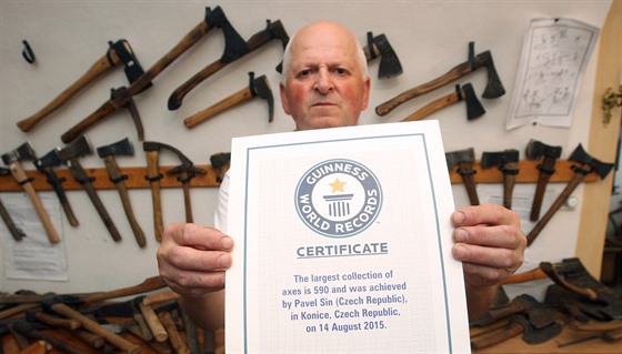Kastelán Pavel ín s certifikátem zápisu do Guinnessovy knihy rekord, který...