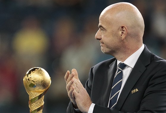 Gianni Infantino, éf FIFA, s trofejí pro vítze Konfederaního poháru