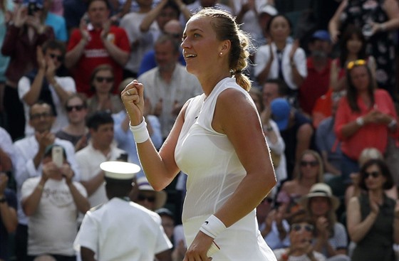 Petra Kvitová se raduje z postupu do druhého kola Wimbledonu.