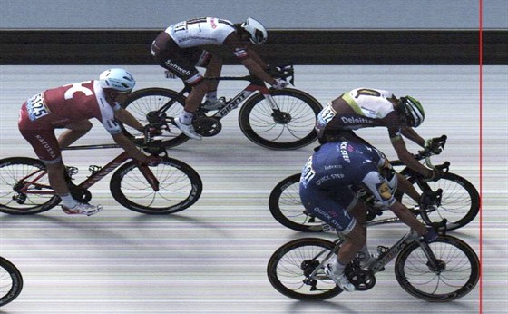 Fini sedmé etapy Tour de France: Marcel Kittel (v modrém) si dojel pro tsné...