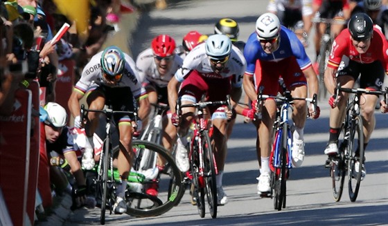 Peter Sagan (vlevo v bílém dresu) ped cílem tvrté etapy Tour de France