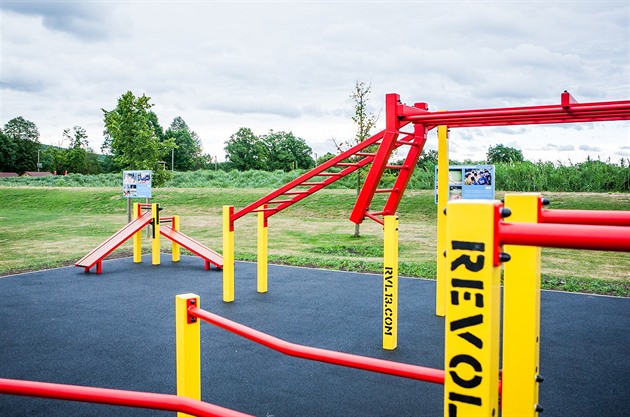 Street workout je cviení s vlastní vahou tla na rzných veejných hitích,...