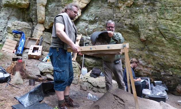 Archeologové kopou sondu v míst ohni pod pevisem ve Vlí rokli v...