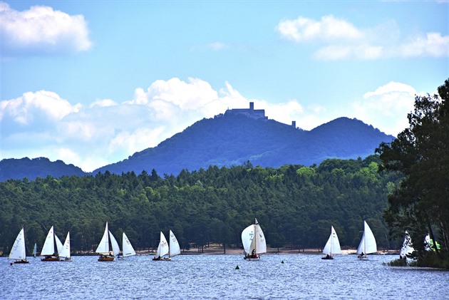 Regata na Máchov jezee. První závod jachet se tady jel v roce 1932.