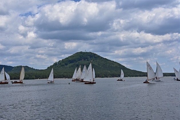 Závody plachetnic na Máchov jezee