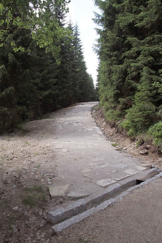 Chodník u osady Jizerka, po nm projde ron 50 tisíc turist.