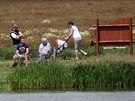 Na lavice u rybníka strávil prezident zhruba 20 minut. Spolenost mu dlali...