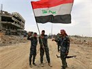 Irátí vojáci slaví v Mosulu poráku islamist (9. ervenec 2017).
