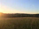Svítání 1. ervence 2017: kopec nad Luanami nad Nisou, pohled na Tanvaldský...