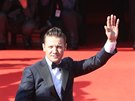 Jeremy Renner zdraví fanouky ped slavnostním závrem festivalu (8. ervence...