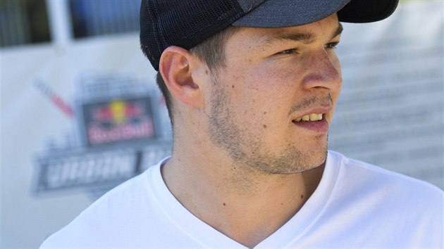 Tomáš Hertl pozoruje lokální turnaj Red Bull Urban Buly v Pardubicích. Tomáš Hertl pozoruje lokální turnaj Red Bull Urban Buly v Pardubicích.