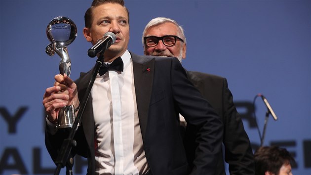 Jeremy Renner převzal cenu od Jiřího Bartošky a v emotivním proslovu upozornil... Jeremy Renner převzal cenu od Jiřího Bartošky a v emotivním proslovu upozornil...