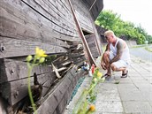 Lide nosí svíčky na místo autonehody dvou dívek u Obrnic na Mostecku (8.... Lide nosí svíčky na místo autonehody dvou dívek u Obrnic na Mostecku (8....