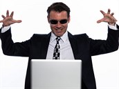 Vědci zkoumají, jak po internetu odhalovat podvodníky. Vědci zkoumají, jak po internetu odhalovat podvodníky.